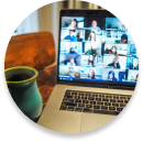 Imagem de um café com notebook