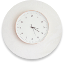 Imagem de um relógio branco como figura representativa